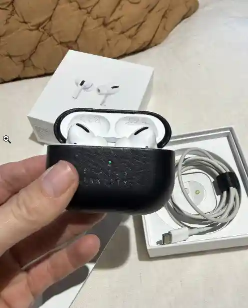 Siyah kılıflı airpods pro