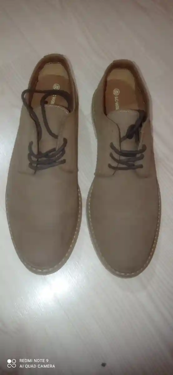 Lc waikiki 45 numara ayakkabı resimde mevcut