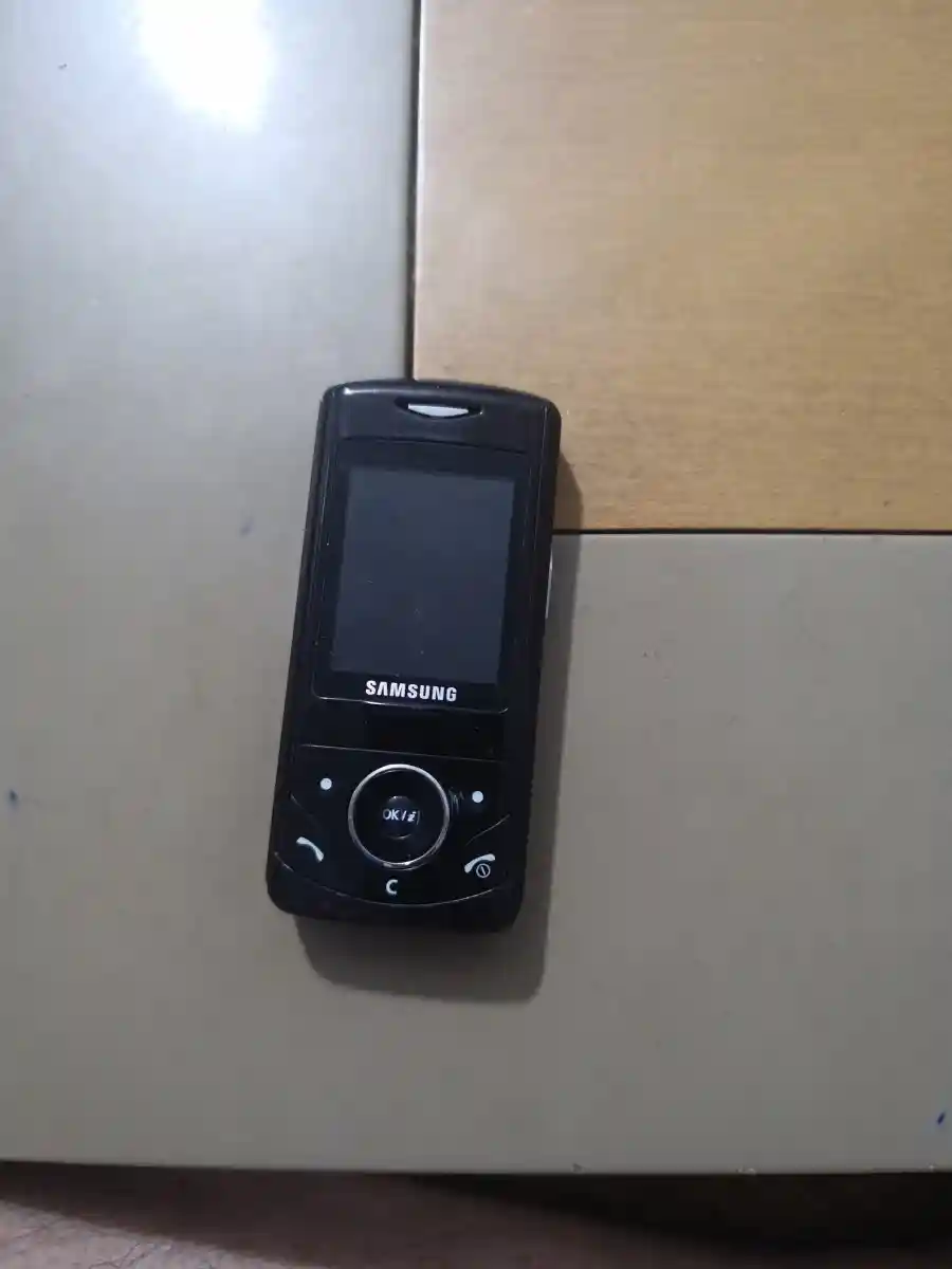 Samsung marka siyah cep telefonu