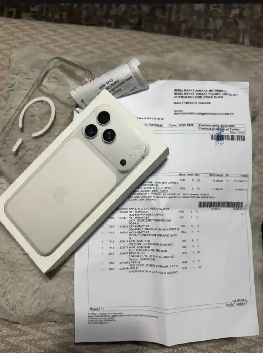 Gümüş renkli akıllı telefon