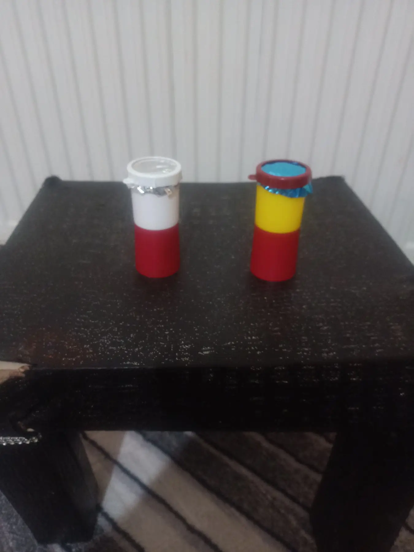 Renkli silindir depolama kaplarıfo