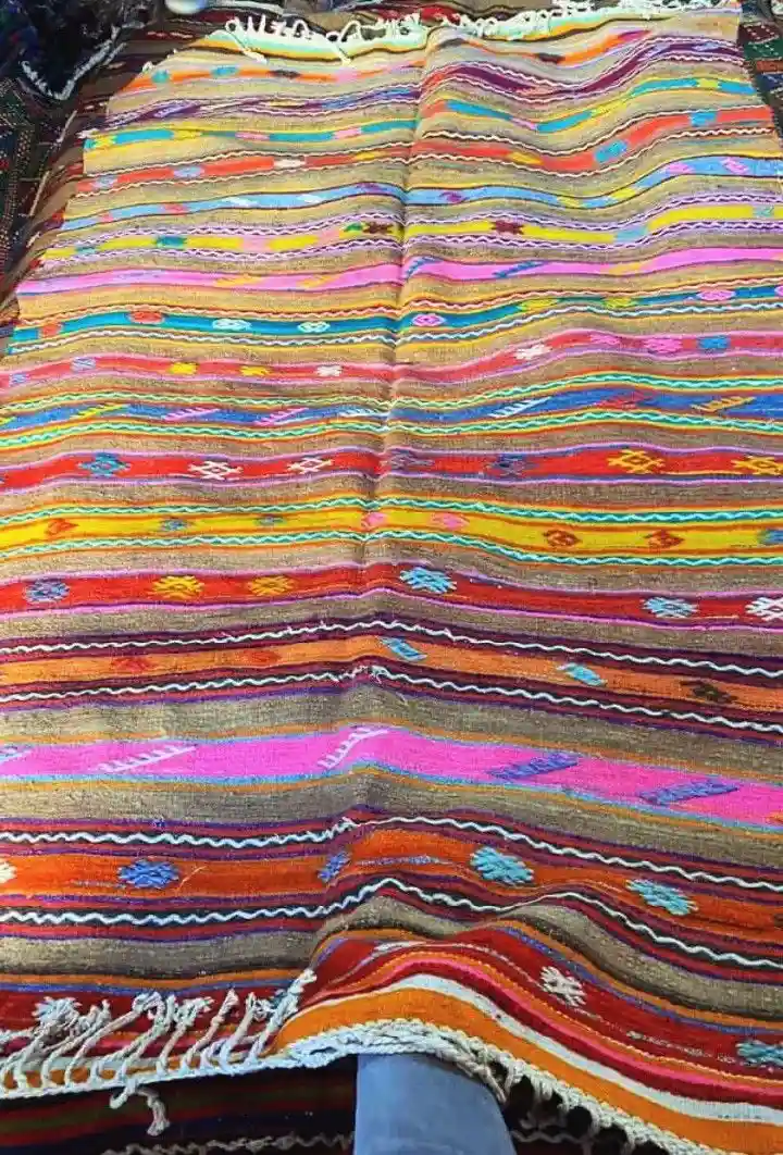 Renkli desenli el dokuması kilim