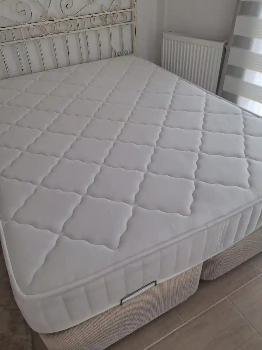 Beyaz yatak ve başlık takımı ilan görseli