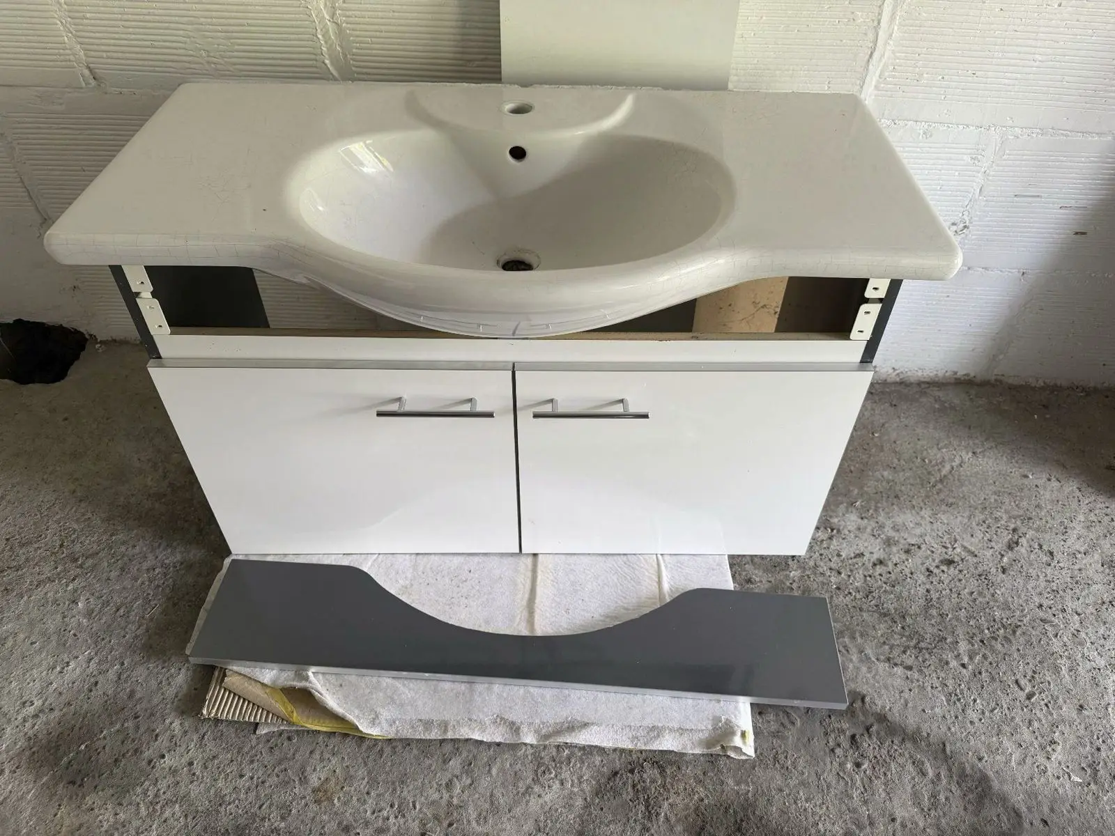 Beyaz banyo dolabı ve lavabo takımı