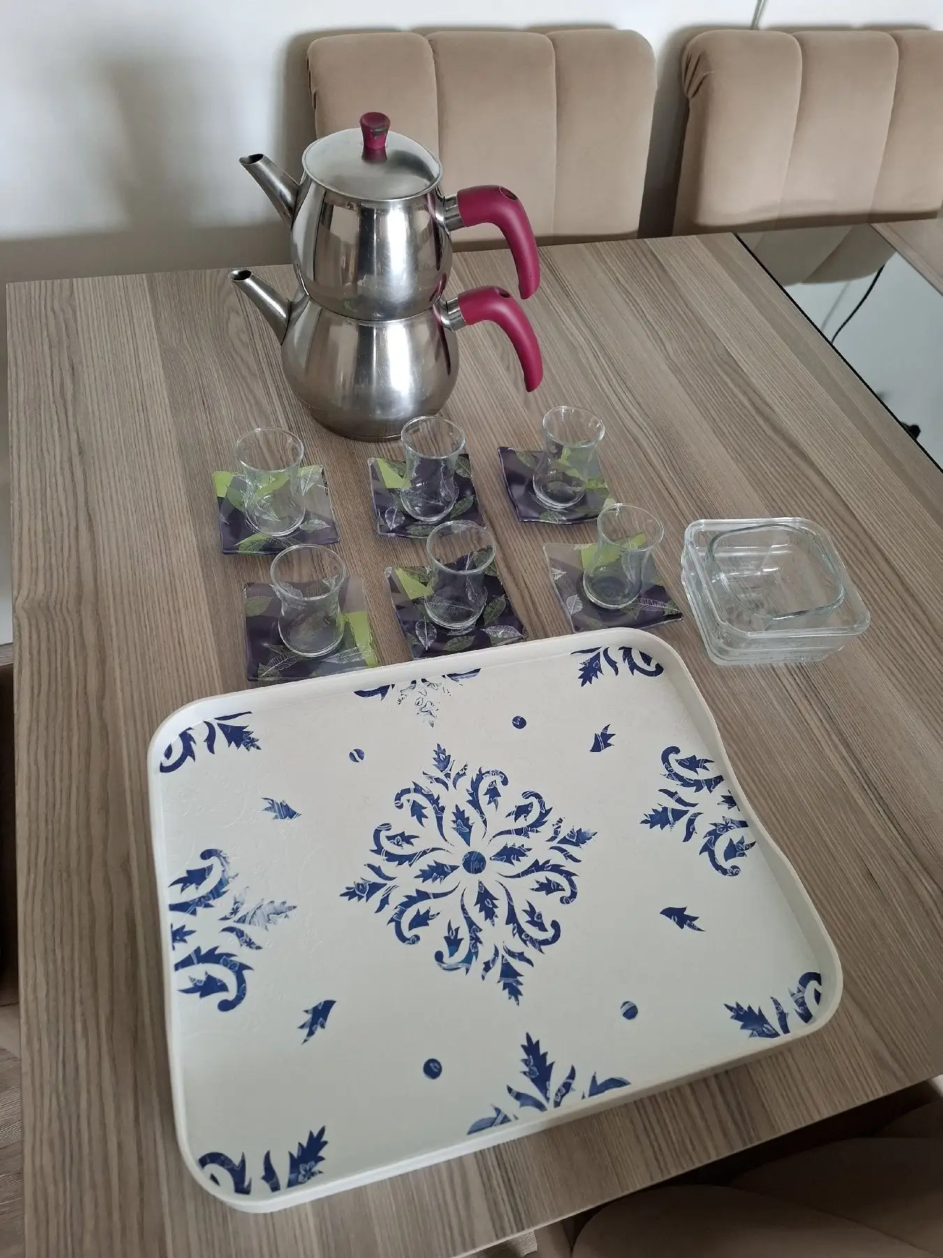 çaydanlık ve bardağıyla şık çay seti