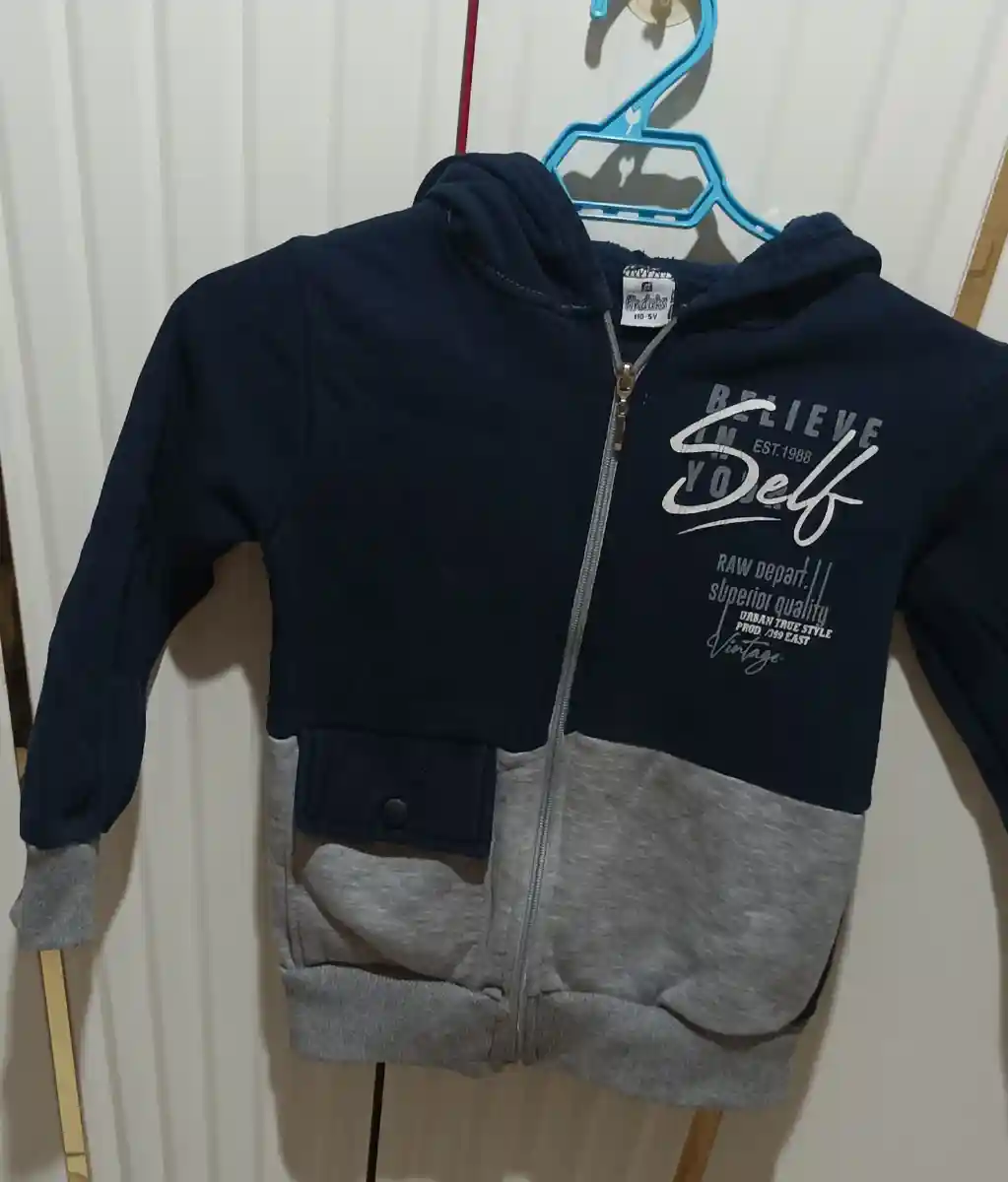 Mavi-gri kapüşonlu sweatshirt