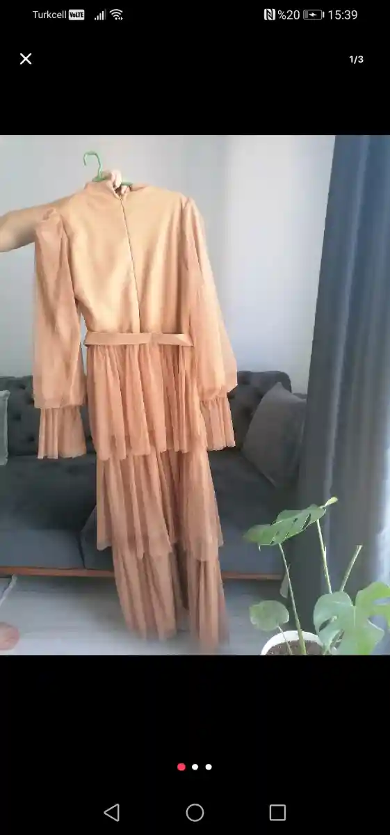 Katmanlı şifon elbise etiketi üzerinde