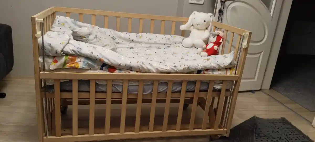 Ahşap sallanabilir tekerlikli  bebek beşiği ve nevresim takımı