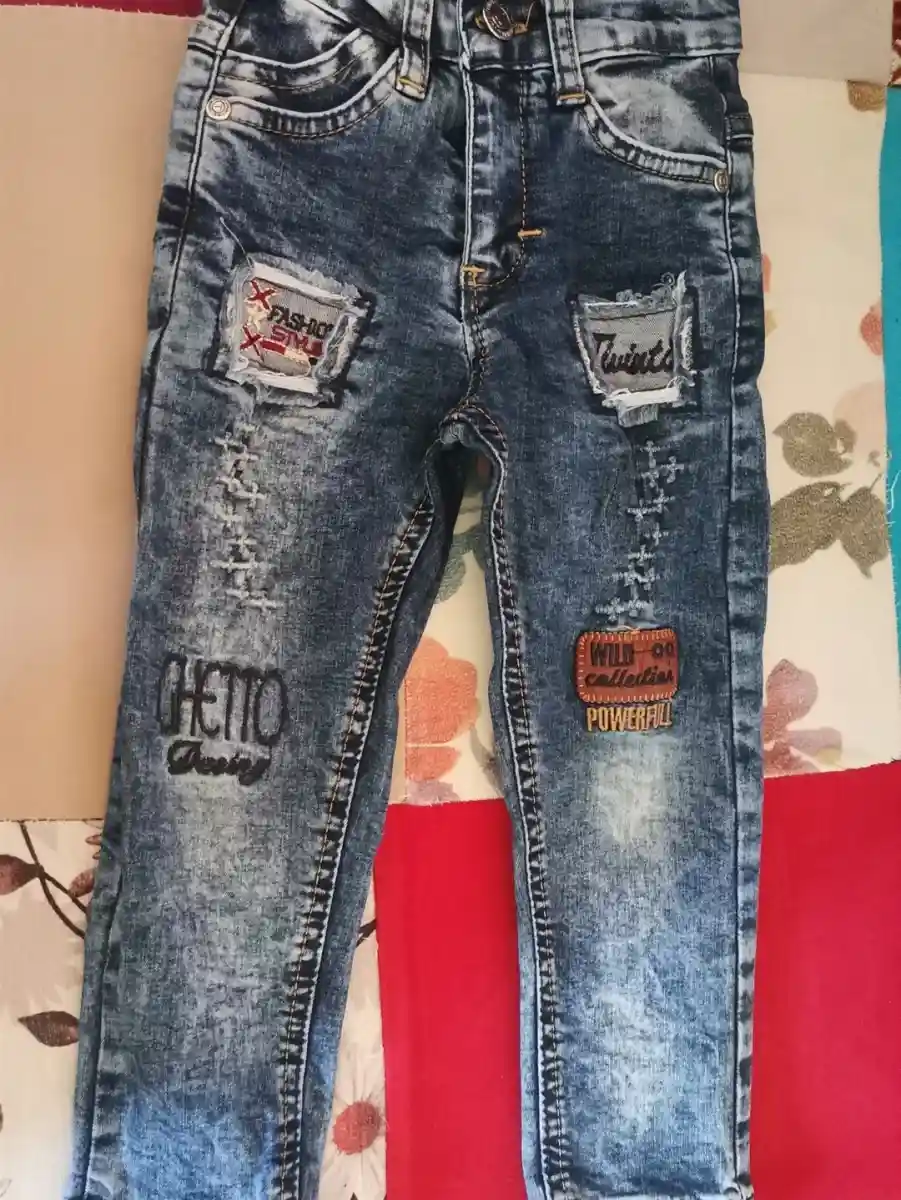 Yırtık detaylı çocuk kot pantolon