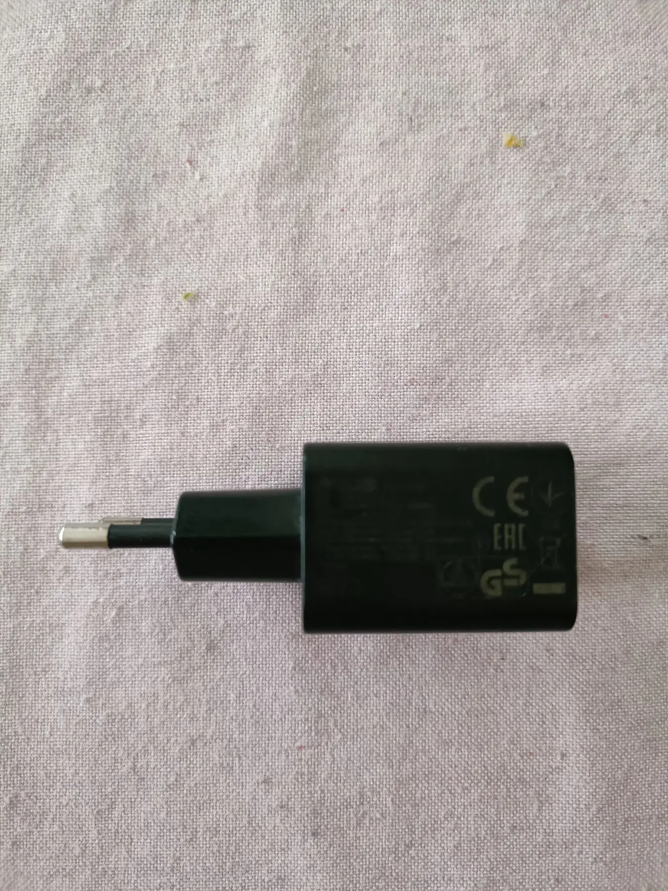 Küçük siyah şarj aleti. asus 10 wat