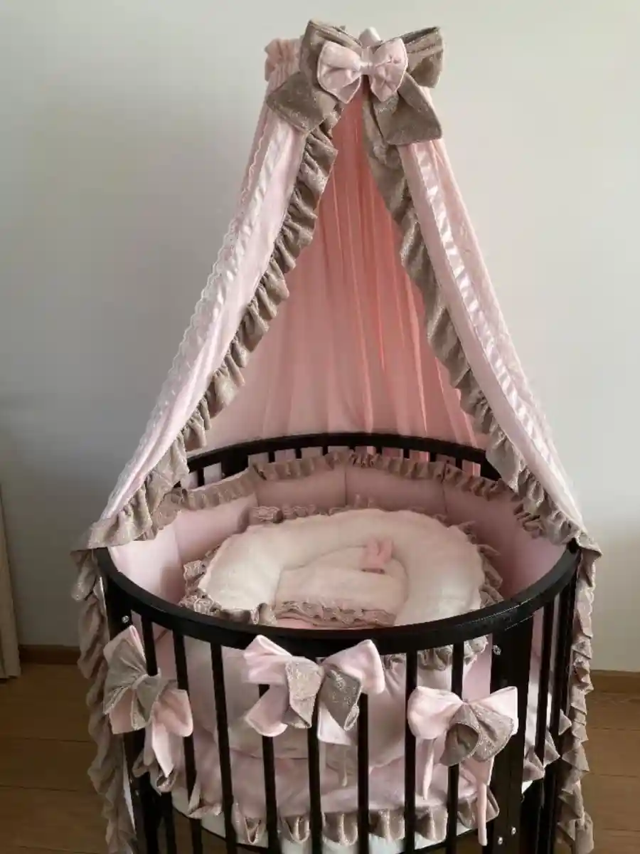 Pembe detaylı yuvarlak bebek beşiği