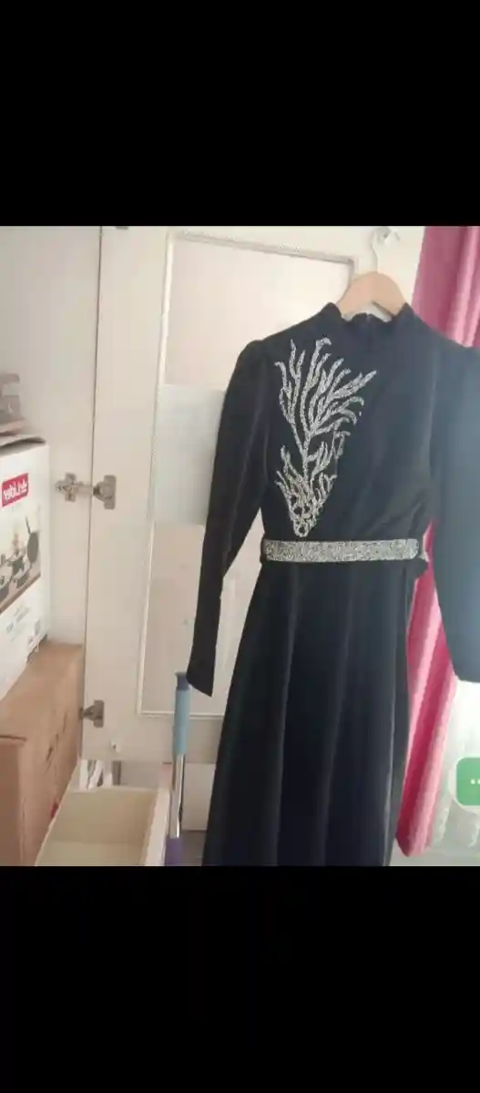 Siyah uzun elbise, şık tasarım