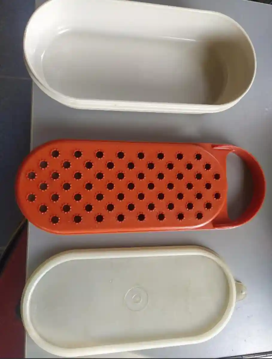 Renkli plastik rende ve kap seti