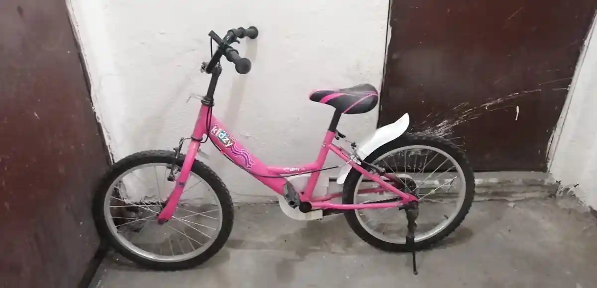 Pembe kız çocuk bisikleti