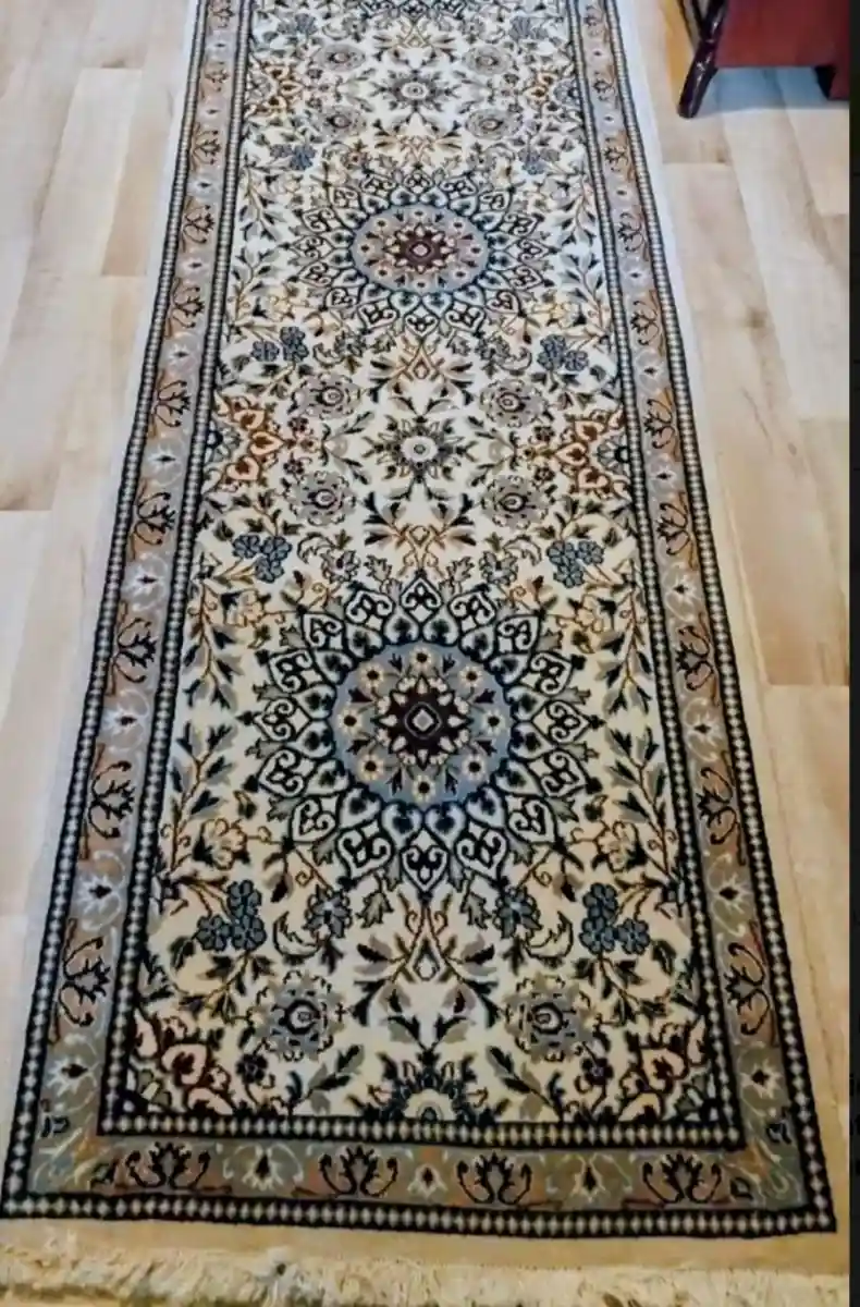 çiçek desenli ve püsküllü oryantal halı ilan görseli