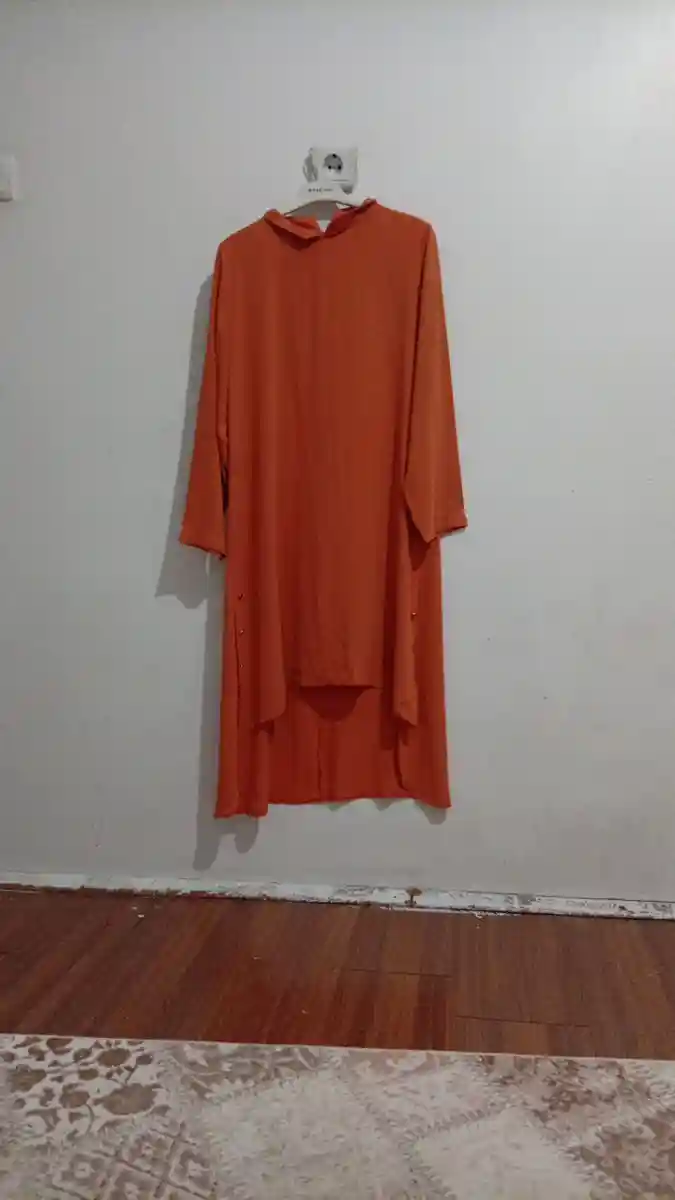 Turuncu renkli uzun elbise ilan görseli