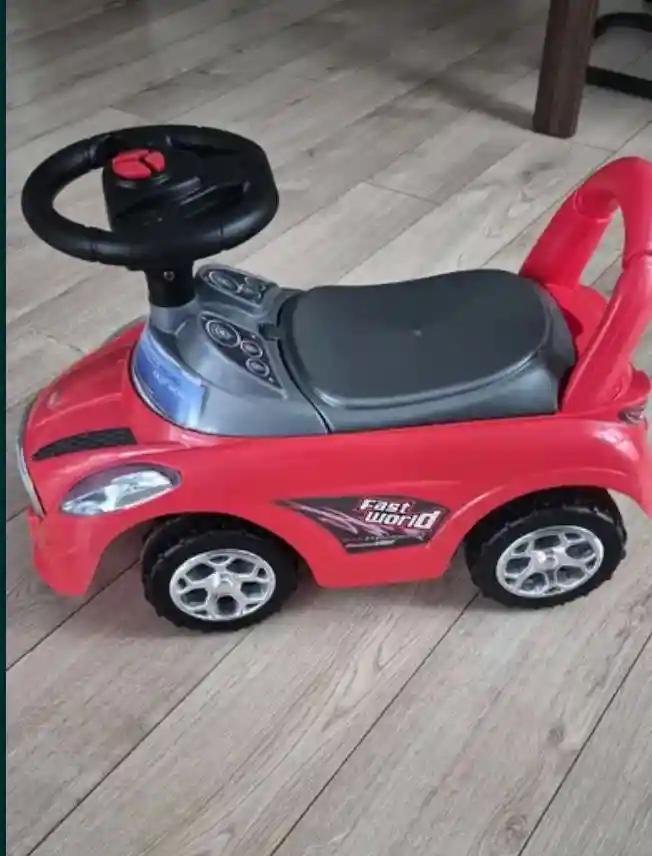 Kırmızı bebek arabası