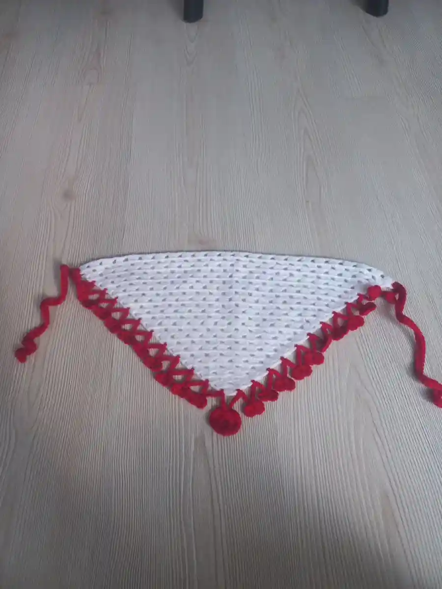 Kırmızı kenar detaylı beyaz şal