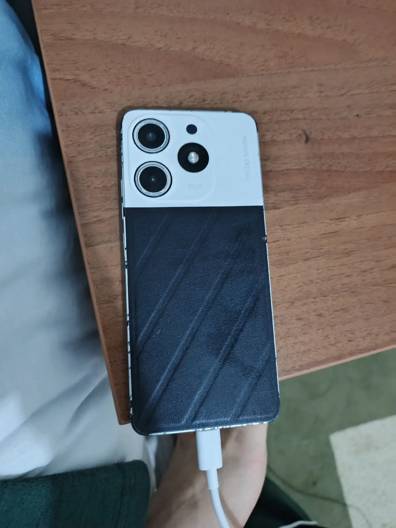 Beyaz ve siyah akıllı telefon
