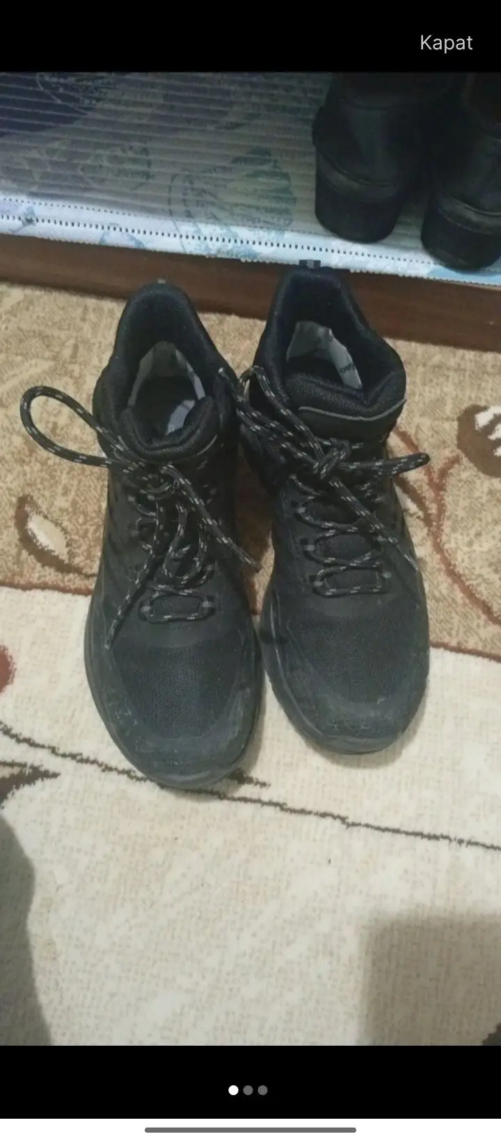 Siyah bağcıklı outdoor bot, su geçirmez günlük kullanıma uygundur