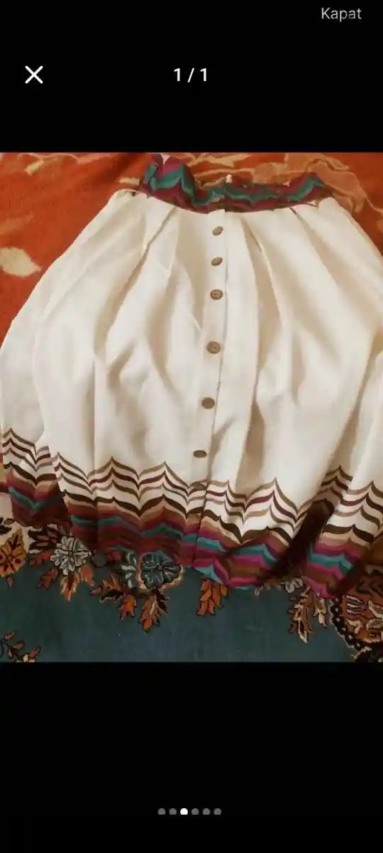 Desenli beyaz etek