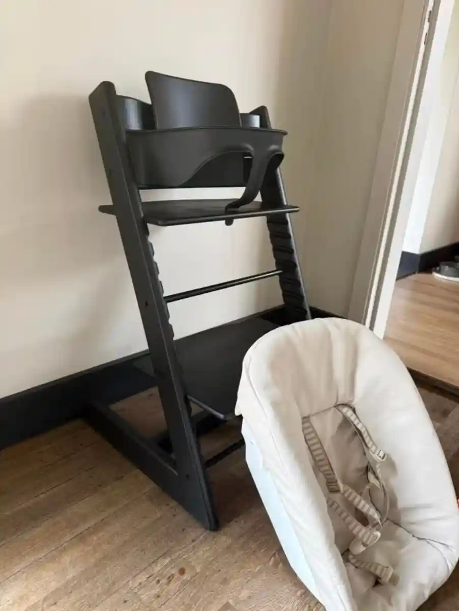 Siyah yüksek sandalye ve bebek oturağı