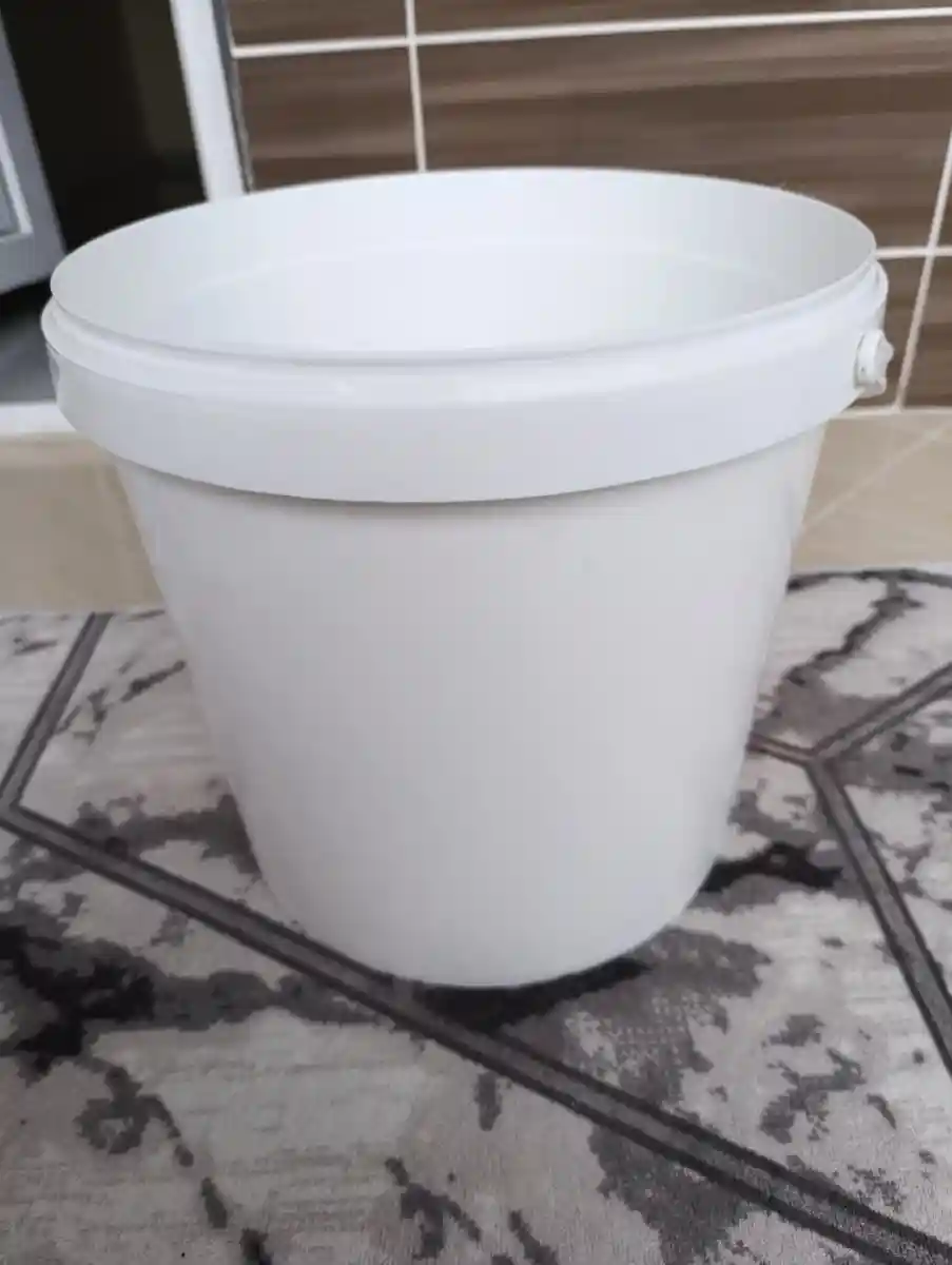 Beyaz plastik kova