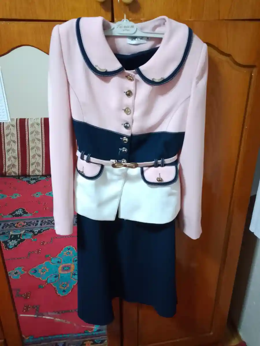 Pembe ve lacivert kadın takım elbise ilan görseli