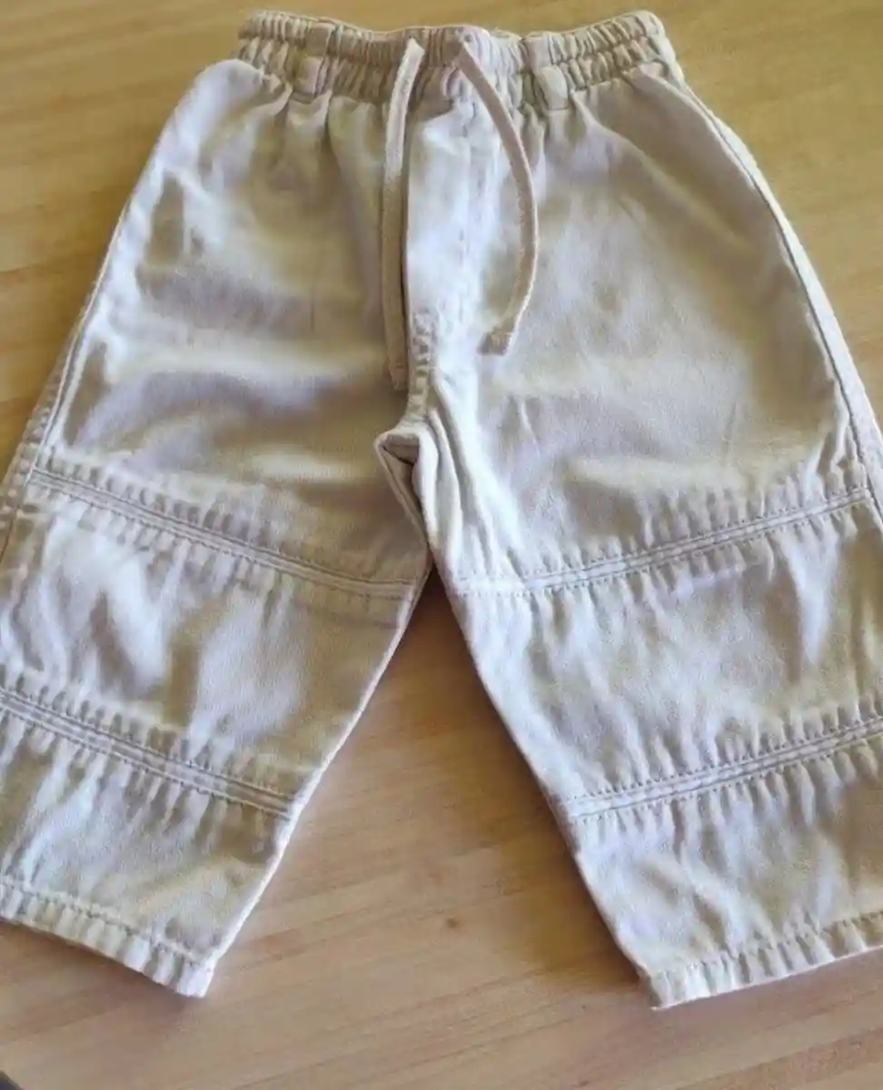 Bej renkli kısa pantolon