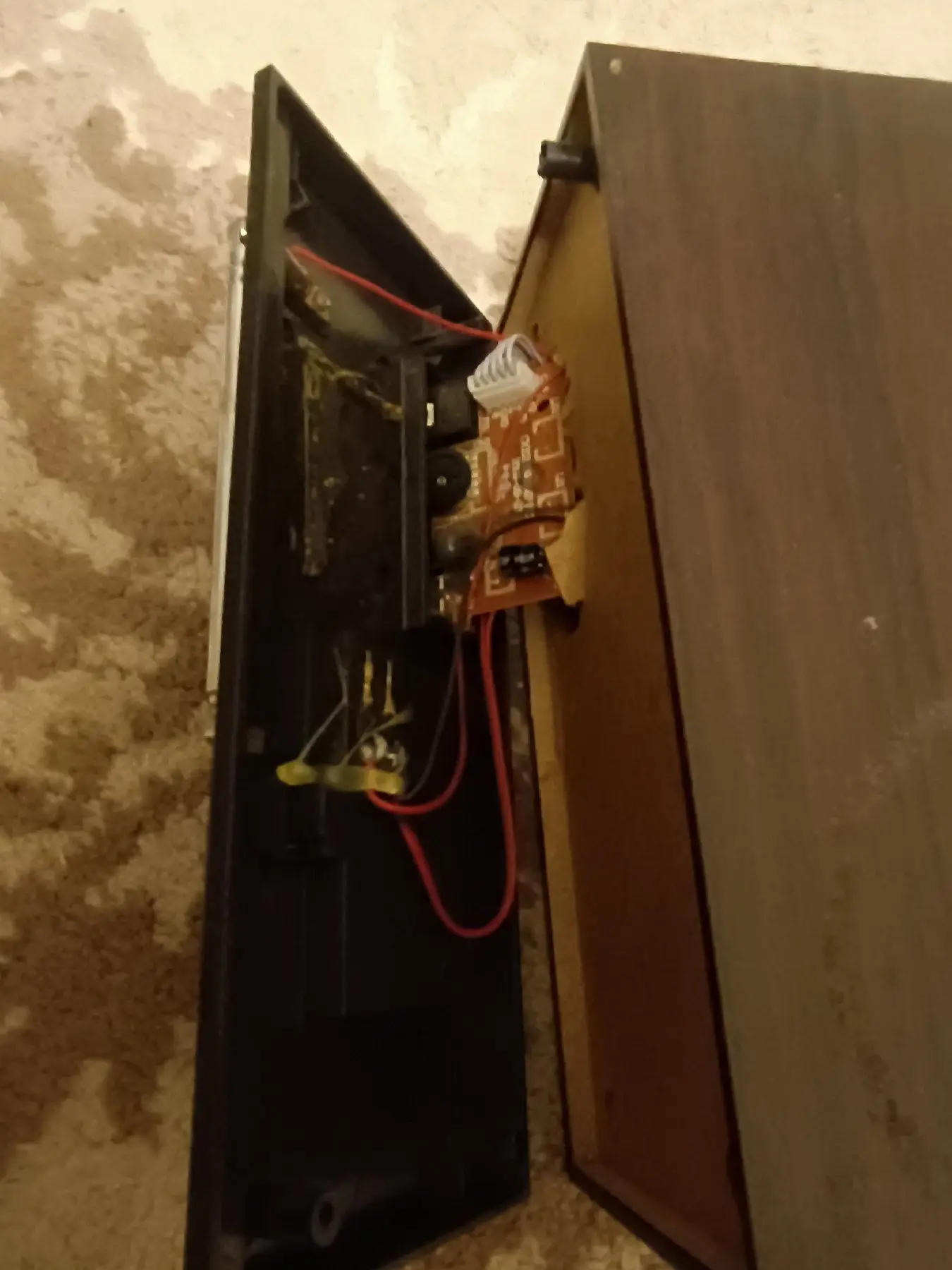 önü kırmızı renk küçük bir radyo ilan görseli