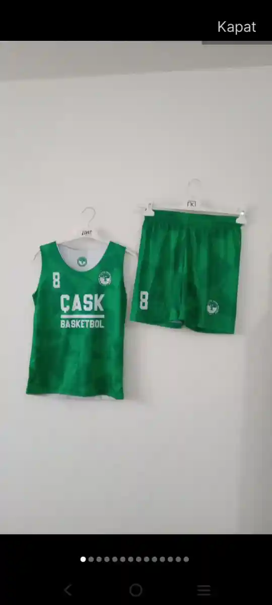 Yeşil renkli basketbol forması ve şortu