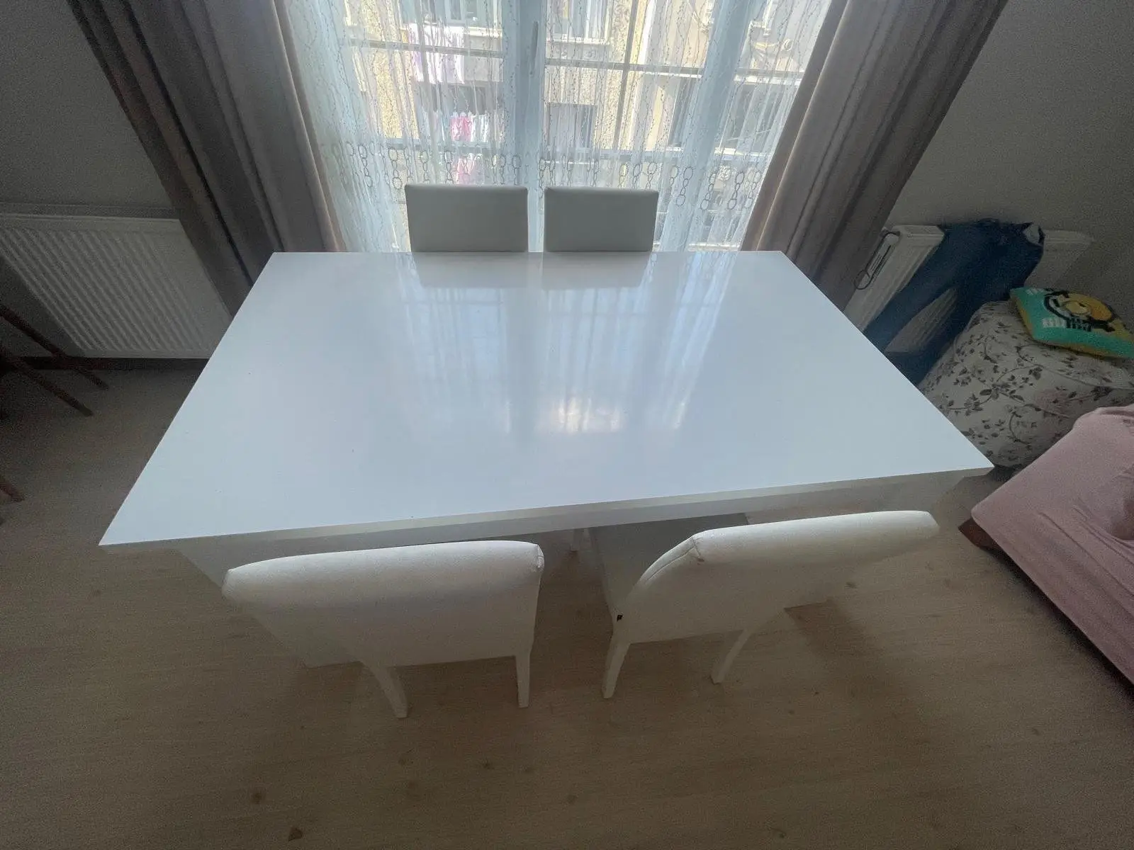 Beyaz modern masa ve sandalyeler ( 4 tane sandalye)