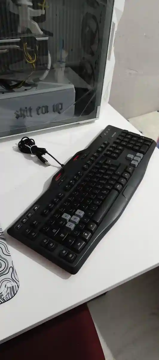 Ergonomik tasarımlı klavye