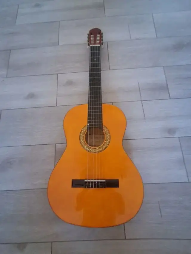 Parlak turuncu akustik gitar