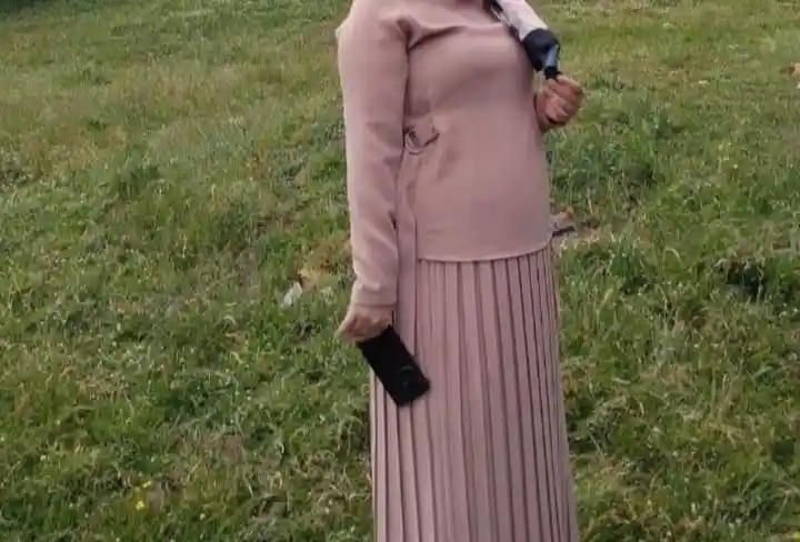 Pudra renkli plise etek ve üst ikili takım