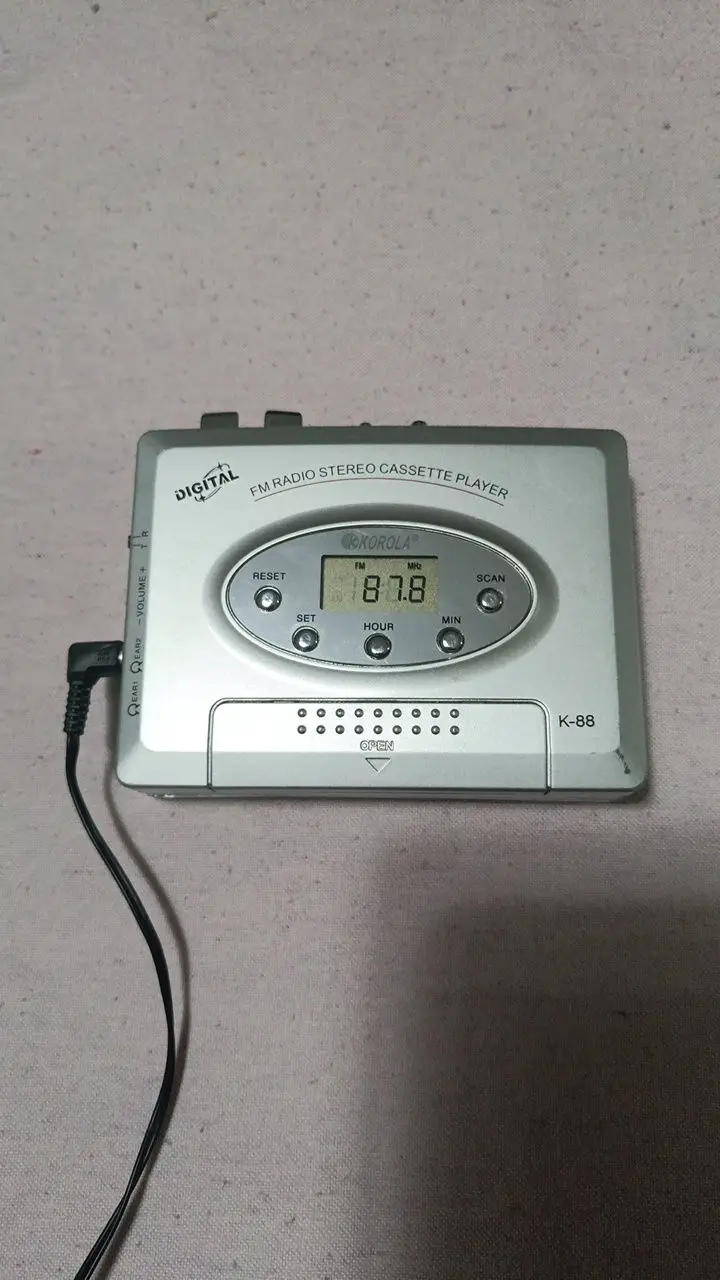 Gümüş renkli kaset çalar ve radyo