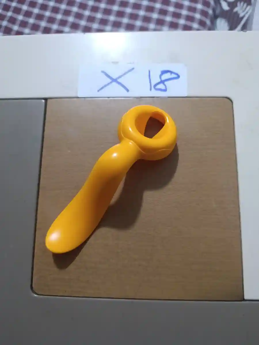 Sarı plastik mutfak aleti