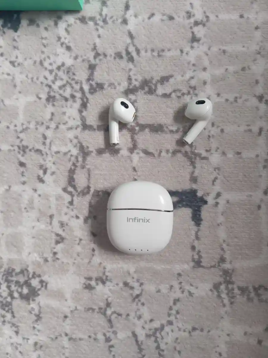 Infinix kabloslozus kulaklık ama iki kullağın iki kıaımın ses zarı azıcık yırtık ama iyi çalışı