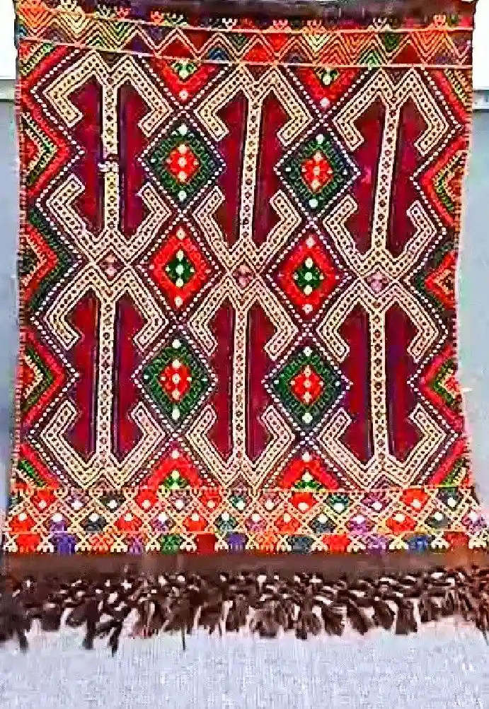 Renkli desenli el yapımı kilim halı
