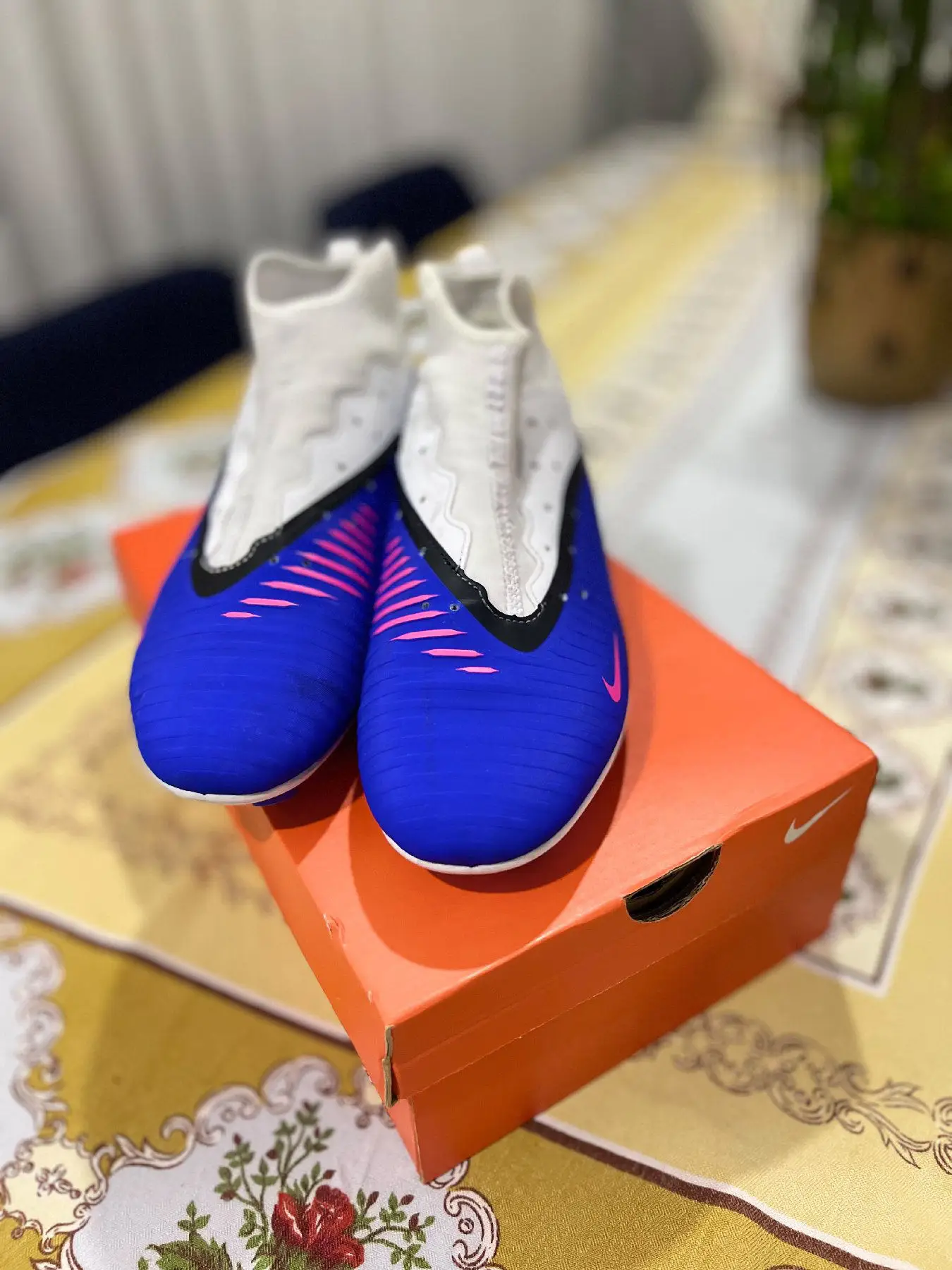 Mavi beyaz nike futbol ayakkabısı