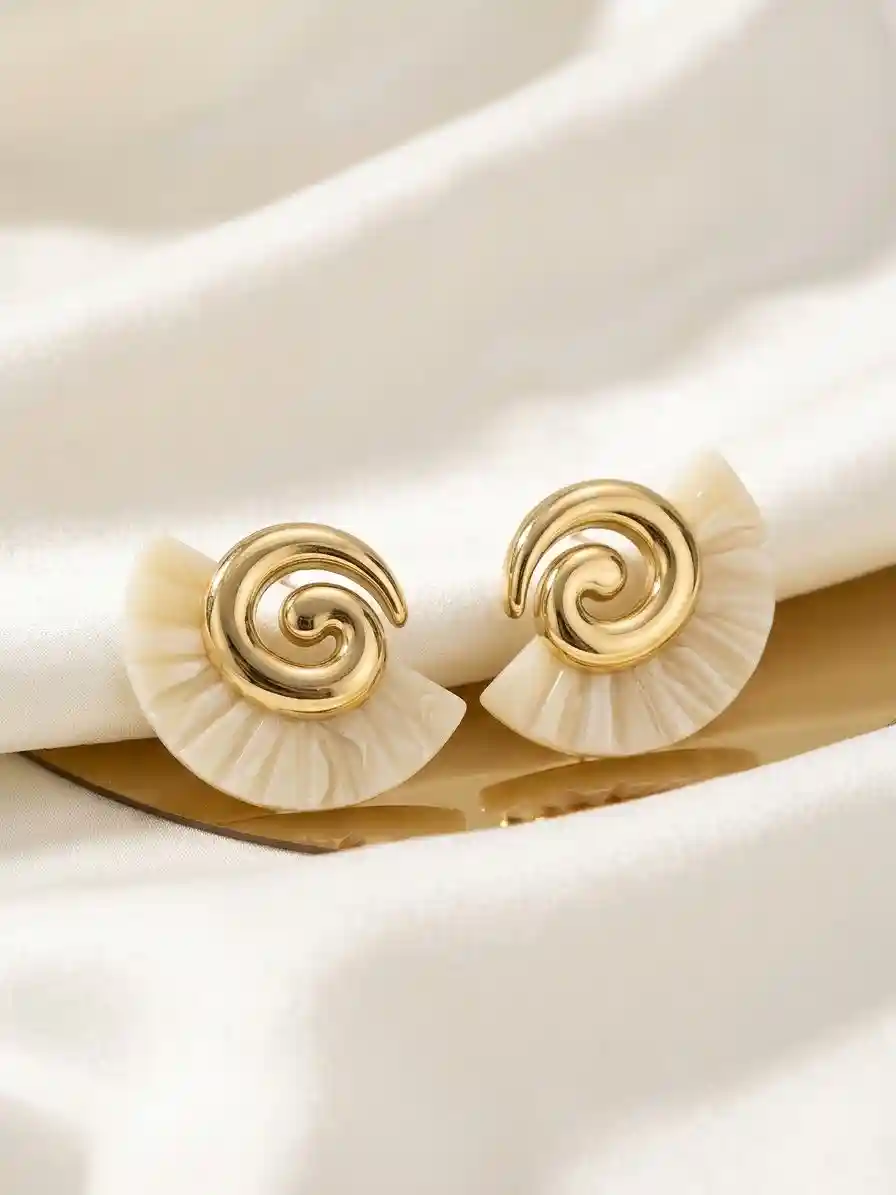 şık altın renkli spiral küpe