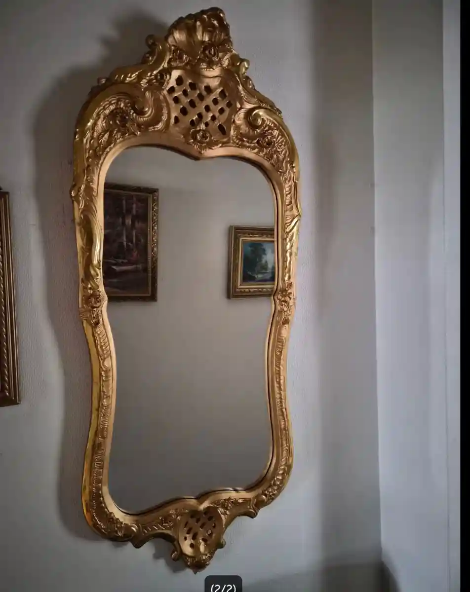 Sarı çerçeveli dekoratif ayna