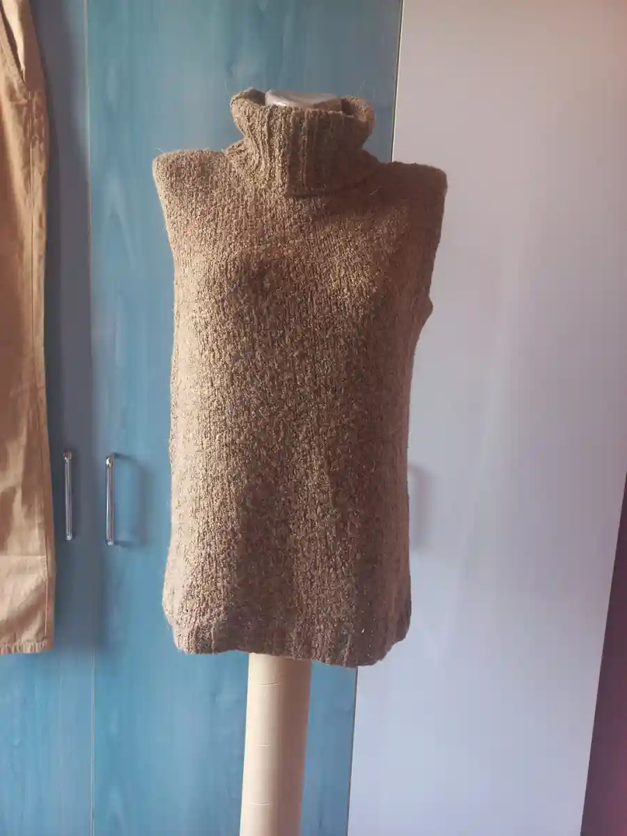 Kahverengi kısa triko yelek