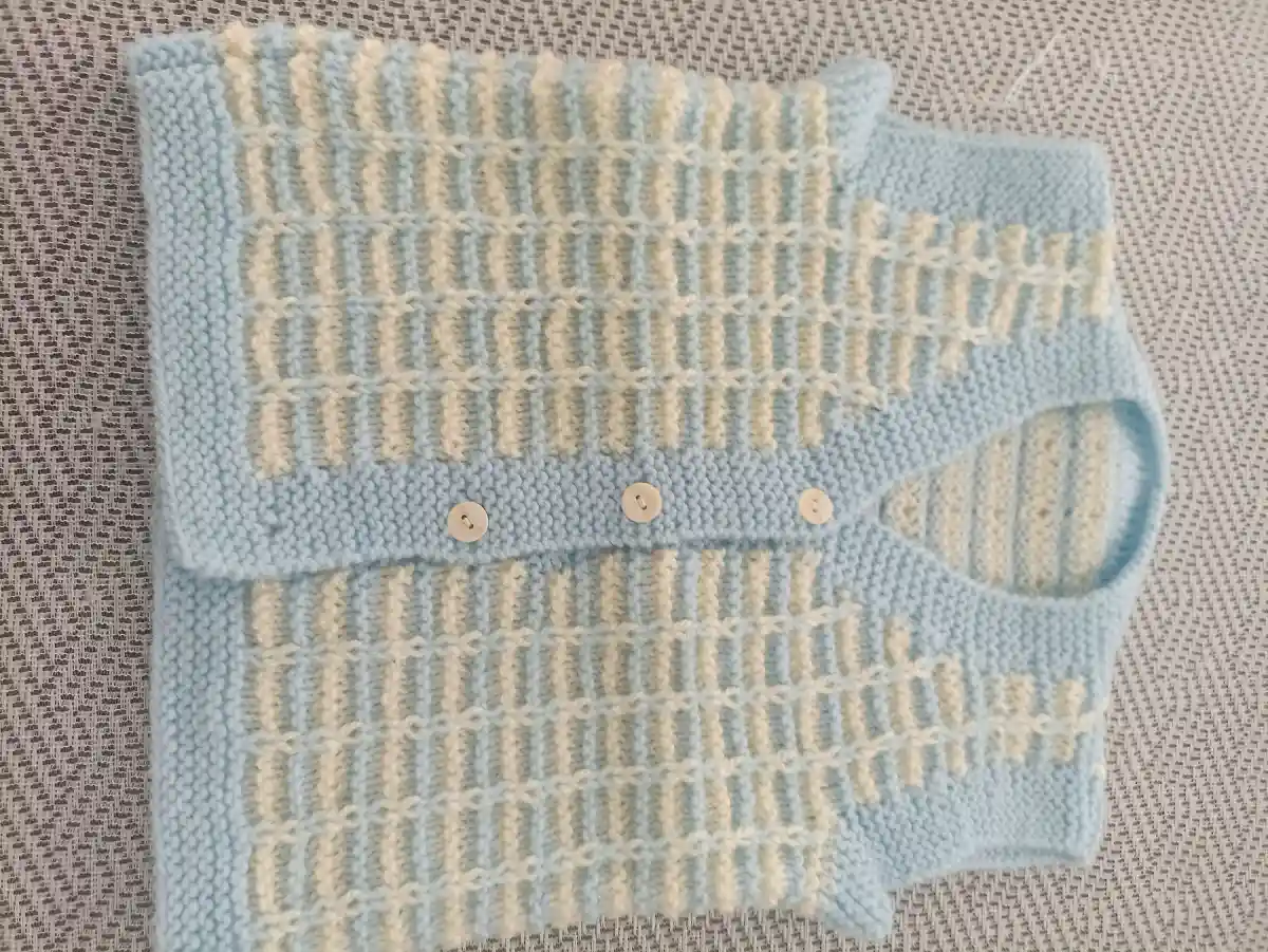 Mavi örgü bebek yeleği 0/1 yaş el yapımı boy 33 cm en 30 cm