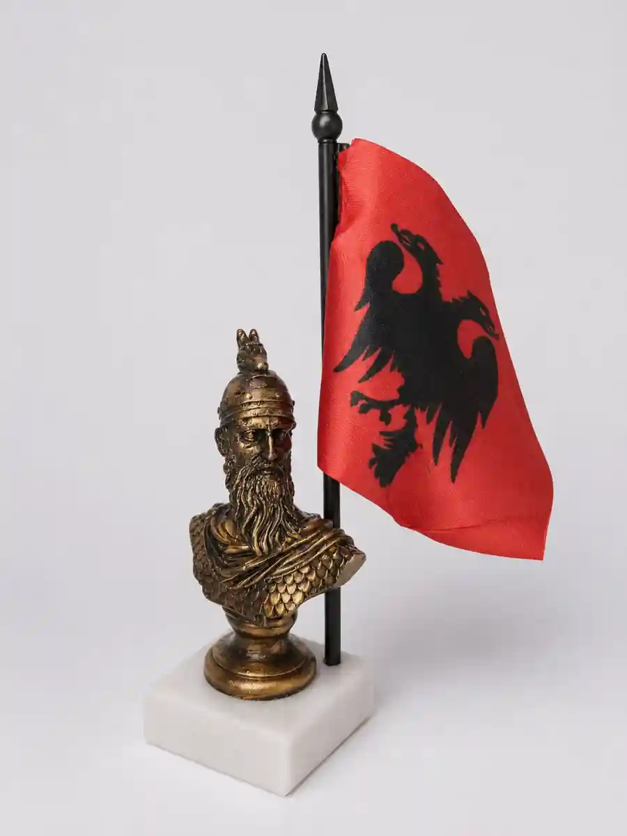 İskender bey bronz bayraklı heykel. 20 cm