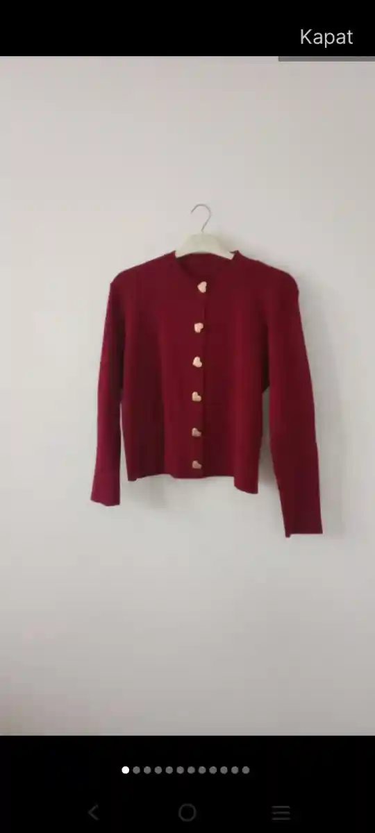 Kırmızı düğmeli hırka