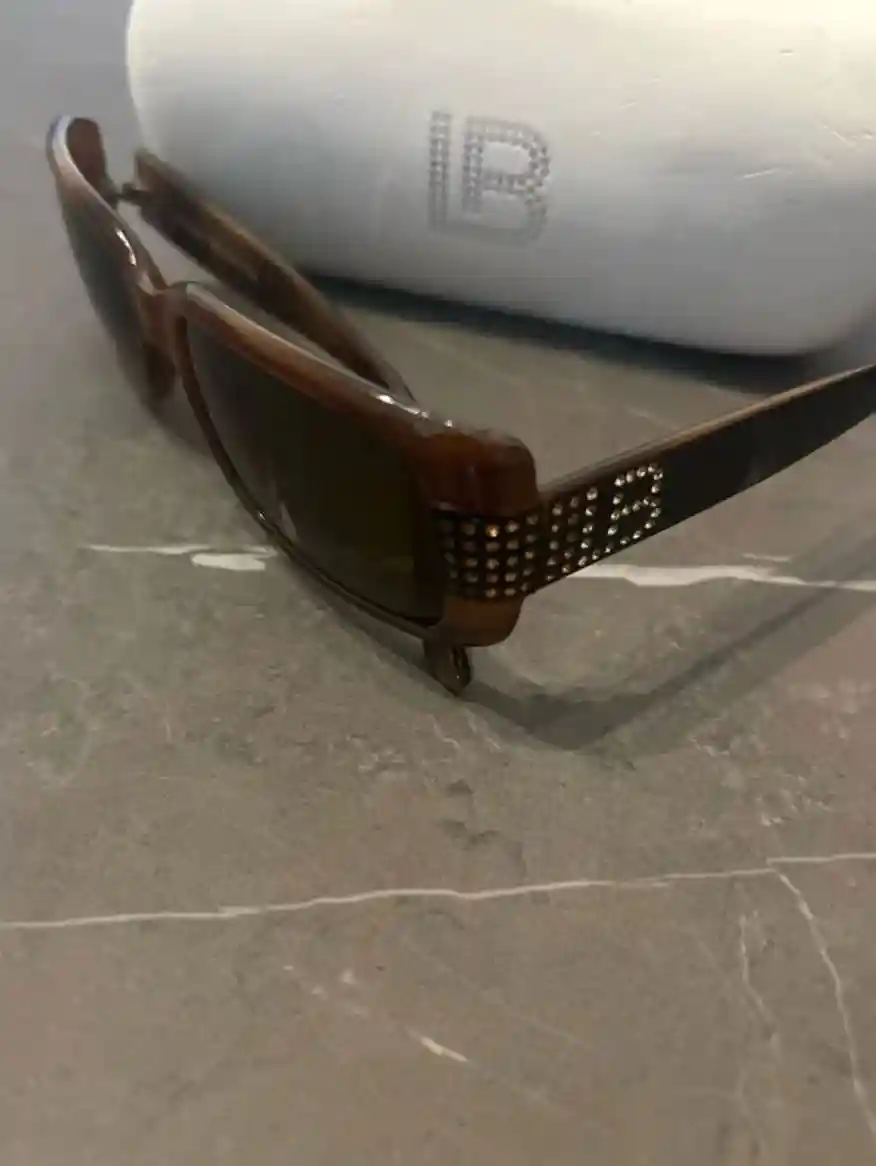 Kahverengi çerçeveli güneş gözlüğü