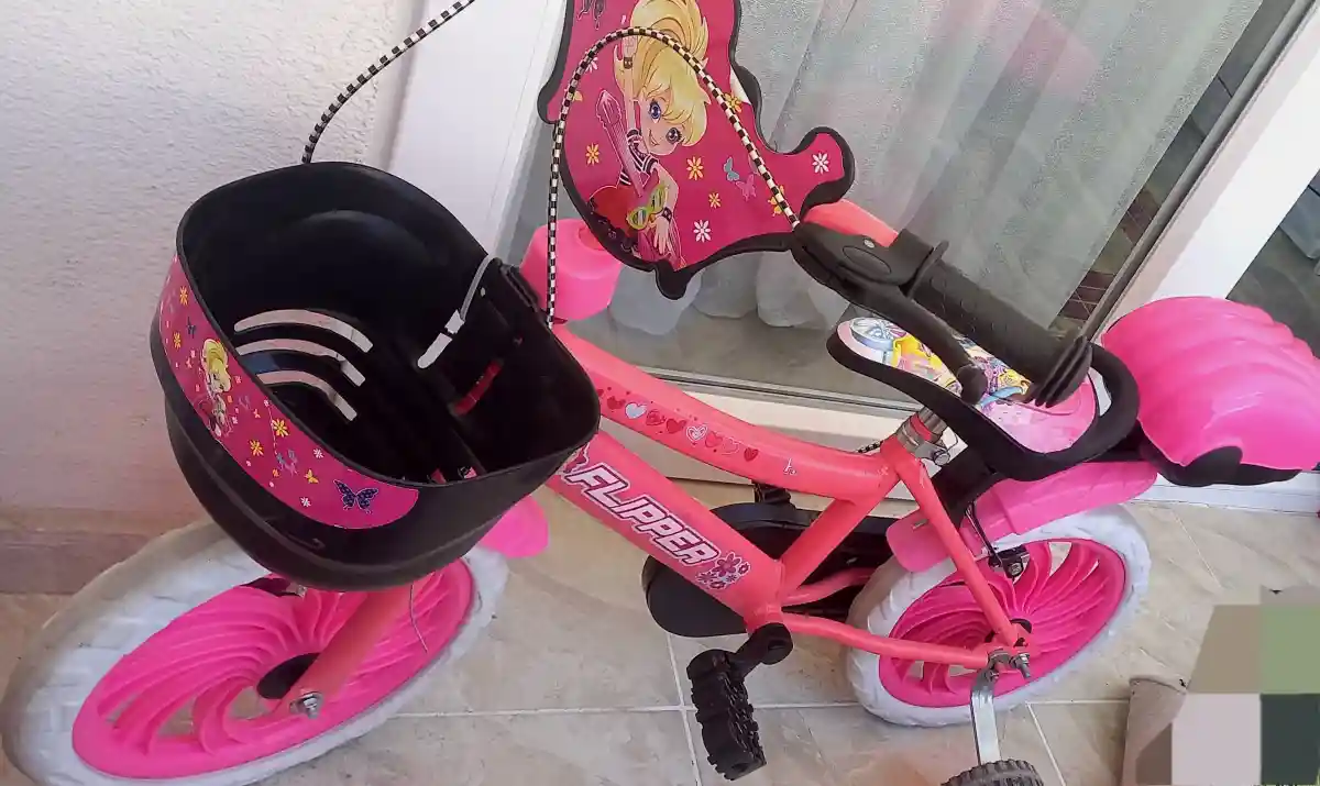 Pembe kız çocuk bisikleti