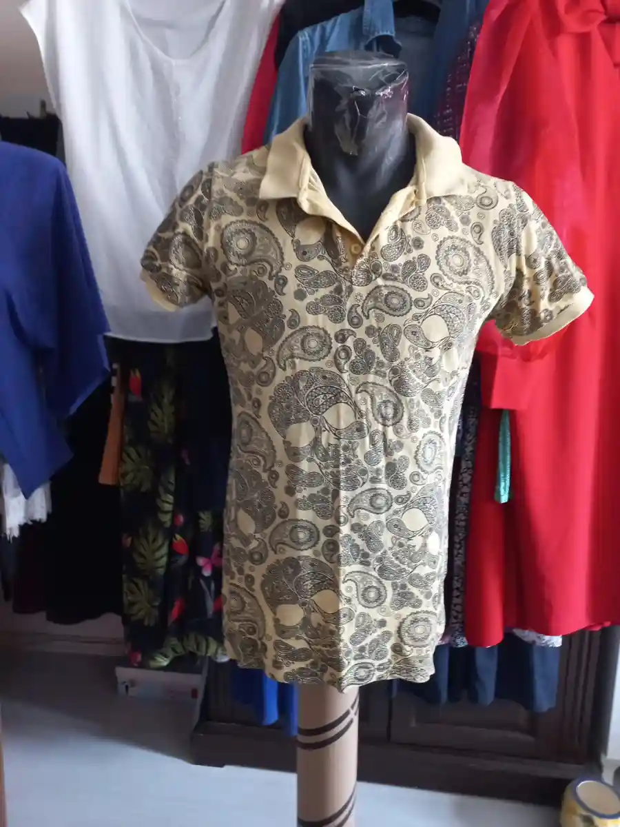 Desenli sarı polo tişört
