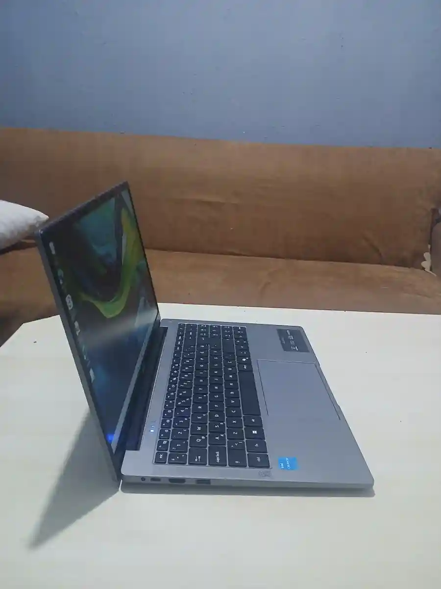 şık tasarımlı i̇nce dizüstü bilgisayar acer